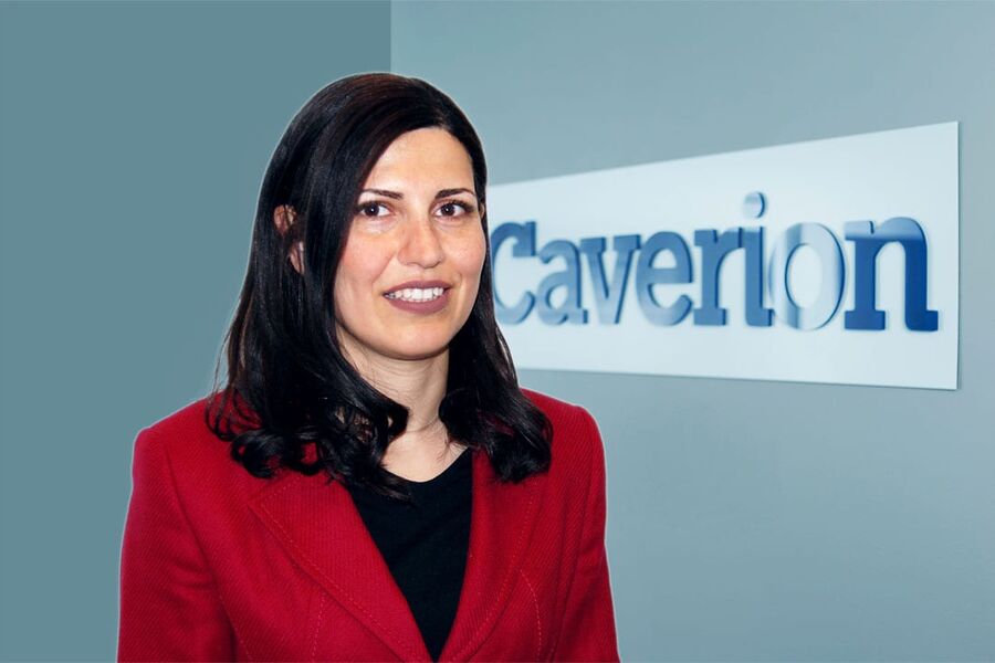 HMS-sjef i Caverion Norge, Neda-Maria Kaizumi, forteller at i HMS-appen kan Caverions medarbeidere nå enkelt sende inn rapporter om avvik, uønsket kvalitet, ulykker, sikkerjobb-analyse. 