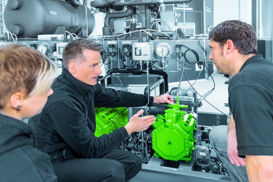 I Norge dominerer kompressorleverandører som Bitzer og Copeland. Foto fra kurs hos Bitzer.