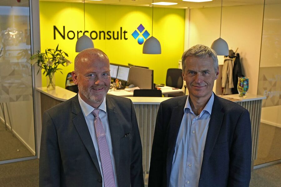 Norconsults konsernsjef, Per Kristian Jacobsen (til høyre) deltok på åpningsarrangement for Norconsult i Stavanger sine nye kontorlokaler. Her med kontorsjef i Stavanger, Sverre Hansen. Foto: Andrew Budd, Norconsult