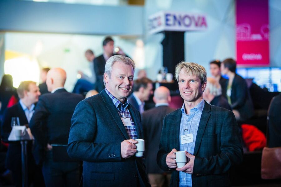PRISVINNERE: Styreleder Arne Hellum (t.v.) og Richard Granskogli i Energiverket. Bildet er tatt under Enovakonferansen. Den offisielle overrekkelsen skjer 1. mars (Foto: Geir-Anders Rybakken Ørslien / Enova)