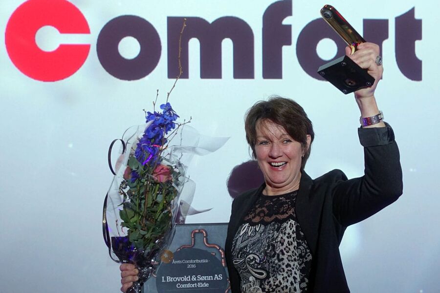 Det var Synnøve Monsen som tok i mot prisen som årets Comfort-butikk 2016, på vegne av rørleggervirksomheten I.Brovold & Sønn AS, Comfort Eide.