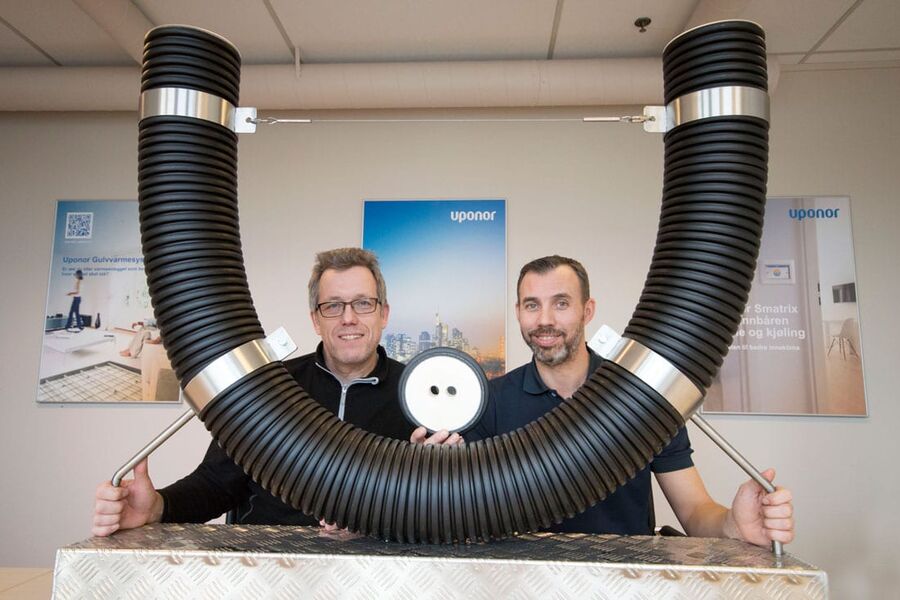 Uponors Ecoflex Thermo Pro er best i klassen når det gjelder varmetap. - Dette er redusert med hele 40 prosent, forteller application manager indoor climate Kåre Thorsen og teknisk sjef Terje Andersen hos Uponor.