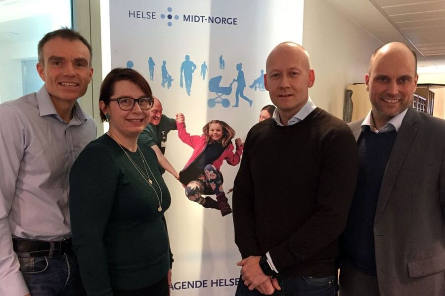 : fra venstre Åge Rødde, prosjektleder Sykehusbygg, Veronica Lyså Knutsen, prosjektleder Veidekke, Torgeir Wiig, avdelingsleder Veidekke og Torbjørn Aas, administrerende direktør Helse Nord-Trøndelag er fornøyd med samhandling og kontraktsignering.