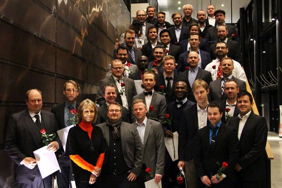 Dette er de nye fagskoleingeniørene - KEM ved Fagskolen Osalo Akerhus. Torsdag i forrige uke fikk alle sine vitnemål, etter endt utdanning. Blant studentene finner vi også lærerne som har stått for undervisningen i de ulike fagene. Foto: Anette Ramstad, RørNorge