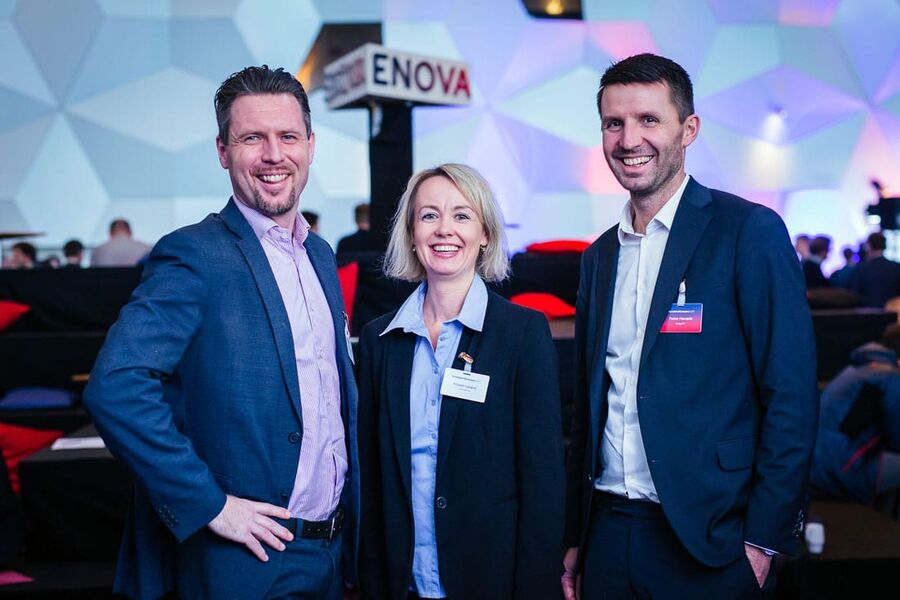 Adm.dir. Audun Aspelund og overordnet prosjektleder for fjernvarmeutbygging Kirsten Løland, begge Lyse Neo, sammen med markedssjef Petter Hersleth i Enova under Enovakonferansen 2017 i Trondheim. 