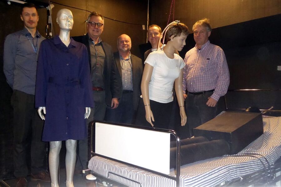 Norconsult og Universitetet i Turku utvikler bedre og billigere luftsmitteisolater. Fra venstre: Petri Kalliomaki, University of Turku, Petra (modell 1), Trond Thorgeir Harsem, Norconsult, Bjørn Mordal, Norconsult, Bård Venås, Norconsult, Sofi (modell 2), Hannu Koskela, University of Turku, modell 3 (i sengen). 