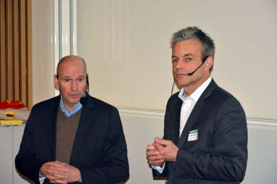 Byråd Geir Lippestad og generalsekretær i Hørselshemmedes Landsforbund, Anders Hegre, under seminaret om lyd og lysforhold i skolebygget tidligere denne uken. 