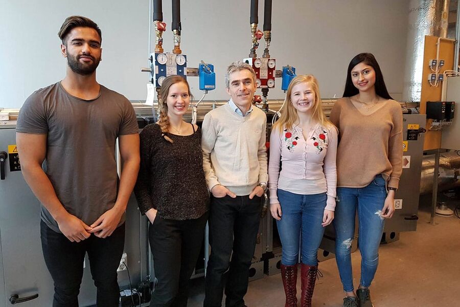 Studentene(fv), Zaigham Khan, Frida Kvigne, Hanna Stenersen og til slutt Amena Tariq fra Høgskolen Oslo og Akershus skriver bacheloroppgave om SFP beregninger. De har sendt et spørreskjema til aktører i ventilasjonsbransjen.  De håper bransjen kan hjelpe de med fakta underlag til deres bacheloroppgave. Her står de sammen med deres veileder, Professor Peter G. Schild ( i midten)