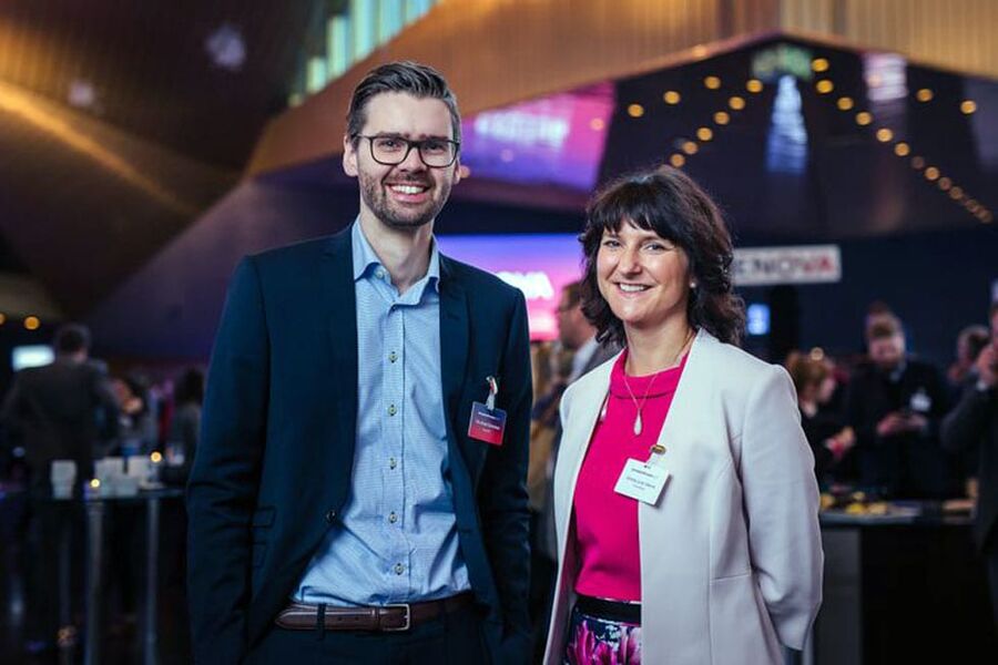 ENERGILEDERE: Markedssjef Ole Aksel Sivertsen i Enova og prosjektleder i Forsvarsbyggs energiledelseprogram, Emma Otervik, på Enovakonferansen som nettopp ble gjennomført i Trondheim. Foto: Enova