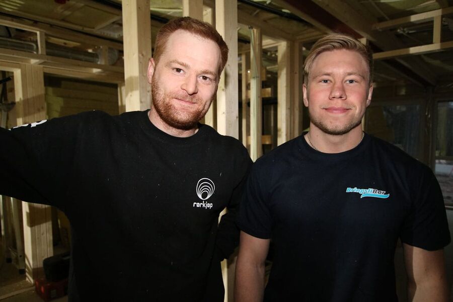 Rørleggermester Christian Bringsli (til venstre) driver Bringsli Rør AS på Fauske. 36-åringen er stor tilhenger av satsing på lærlinger. Her sammen med  lærling Martin André Hansen.