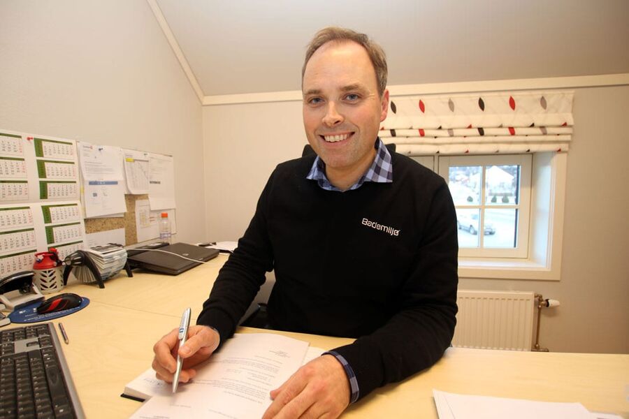 Daglig leder hos Asbjørn Nordsveen AS, Arild Johansen, har god grunn til å smile: Rørbedriften har gjort det svært godt de siste årene hvor 2016 blir rekordgodt. Foto: VVSForum