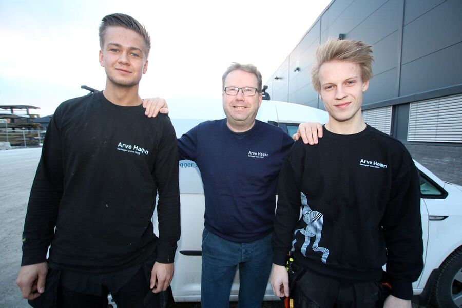 MYE FRIHET: Lærlingene Erik Sander Larsen (til venstre) og Audun Markeng (til høyre) har det veldig bra hos Arve Hagen AS.  Vi gir lærlingene mye tillit i form av egen bil og stor grad av frihet. Enkelt og greit fordi vi ønsker at de tidlig skal ta egne beslutninger å utvikle selvstendighet og effektivitet, sier daglig leder, Jo Finborud (i midten). Begge foto: VVSUng