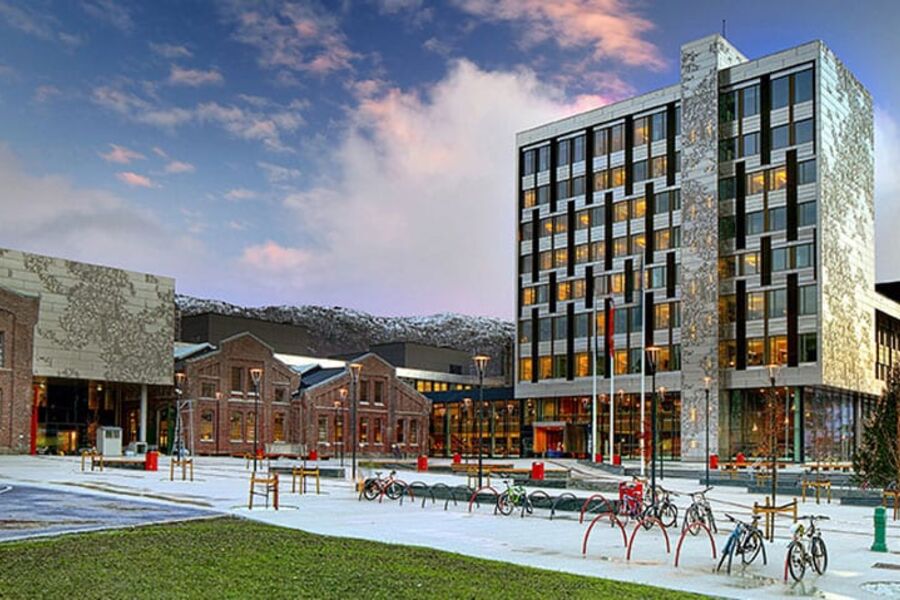 Varmepumpeprisen 2016 gikk til Høgskolen i Bergen for valg av framtidsrettede løsninger for oppvarming, kjøling og gjenbruk av overskuddsenergi. 