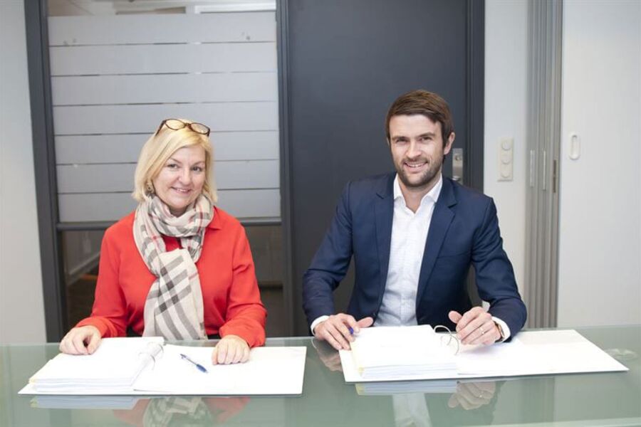 Eli Grimsby, direktør i Kultur- og idrettsbygg Oslo KF og Eirik F. Tandberg, konserndirektør for Hafslund Varme, signerer avtalen om leveranse av termisk energi.