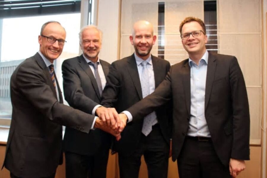 Fra avtalesigneringen i dag. Fra v. Nils Kristian Nakstad, adm.dir Enova, Tore Holm, styreleder Enova, olje- og energiminister Tord Lien og ekspedisjonssjef i OED Andreas Eriksen (foto: EBM/OED).
