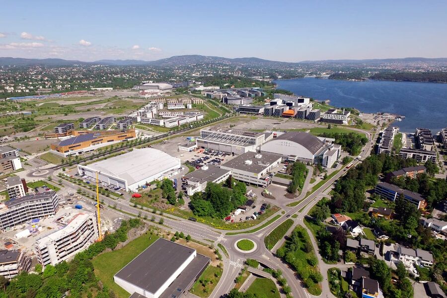 Prosjektet skal utvikles av Selvaag Bolig ASA i 50-50-samarbeid med Mohn-familien. Selger av eiendommen er Koksa Eiendom.