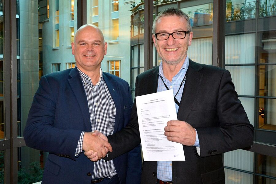 - Vi jobber for å fremme seriøse og gode arbeidsforhold, sier direktør Thorbjørn Thoresen (t.h.) i Forsvarsbygg, som i dag signerte avtalen med fungerende regiondirektør Erik Nilsen i Skatt øst. Avtalen med Skatteetaten er landsdekkende og innebærer en felles innsats mot arbeidskriminalitet.