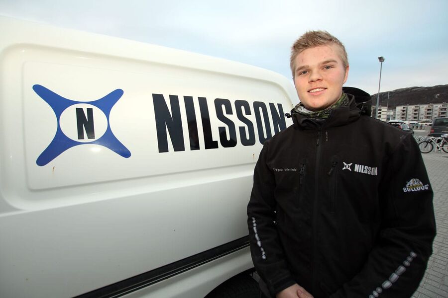 KLINTE TIL: Rørlærling Tommy Rafaelsen flyttet fra Stavanger til Bodø for å fullføre læretiden i rørfaget. Han stortrives hos rørgiganten Nilsson.  Jeg har aldri angret på at jeg reiste hit. Her er det alle tiders, smiler han. Alle foto: VVS Ung.