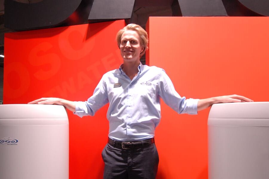 Administrerende direktør Sigurd Braathen hos OSO Hotwater mellom to beredere av den nye serien Delta.