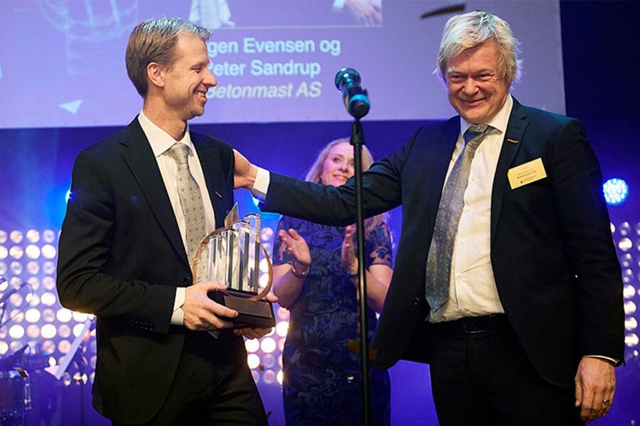 Vinnere av EY Entrepreneur Of The Year, Jørgen Evensen (t.v.) og Peter Sandrup. Bakerst i bildet: Prisutdeler Arbeids- og sosialminister Anniken Hauglie. Foto: Bård Gudim