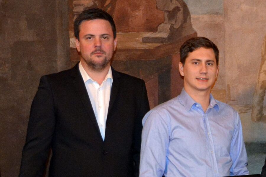 Robin Reitan ( til høyre ), her sammen med Håvard Østreng fra utdelingen av mesterbrevet, mener at Mesterbrevet gir respekt, og ikke minst beviser faglig kompetanse.