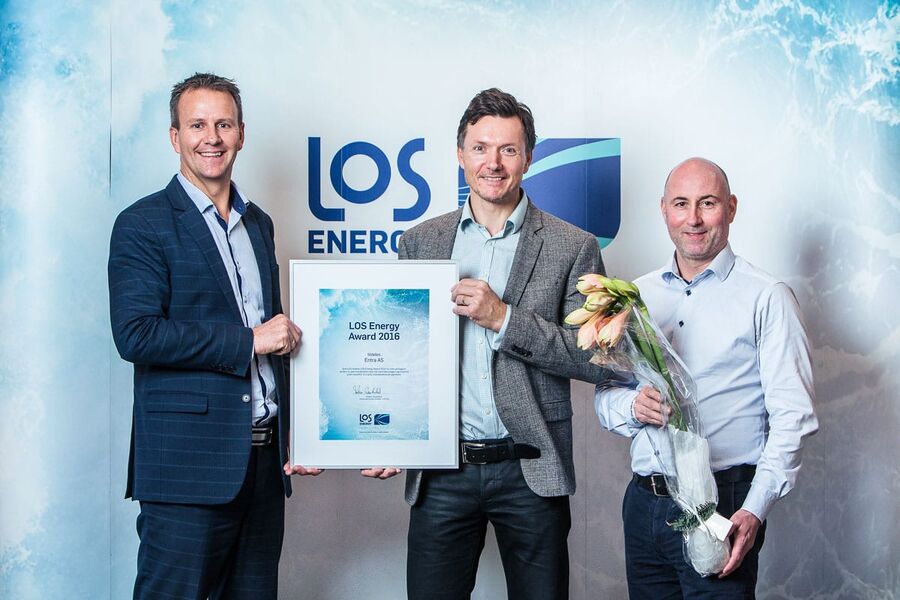 Anders Gaudestad fra LOS AS gratulerer Trond Simonsen og Glenn Thomas Gustavsen fra Entra med seieren i LOS Energy Award. Foto: Geir Anders Rybakken Ørslien