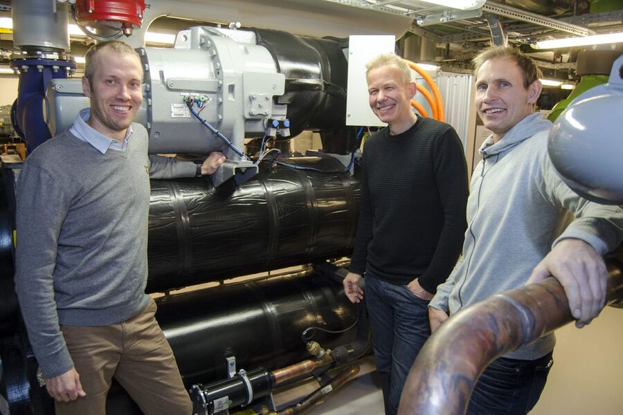 Fra venstre: Andreas Skavhaug,Thermo Control, driftssjef Robert Funkqvist, Oslo Spektrum og Roger Bang, Oslo Spektrum, foran en av de nye kjølemaskinene hvor man har tatt i bruk det nye kjølemediumet  R1234ZE.