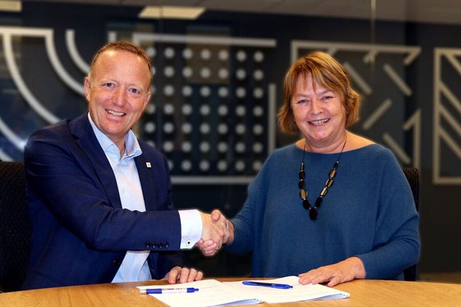 Håndtrykk mellom adm.direktør Harald V. Nikolaisen og Ann Kjersti Kjeia Sletten, Skatteetaten. Foto: Statsbygg