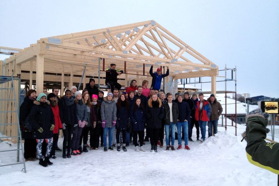 Elever fra Olav Duun videregående skole i gang med å gjøre tomannsboligen om til et energieffektivt passivhus. Foto: Ståle Tranås