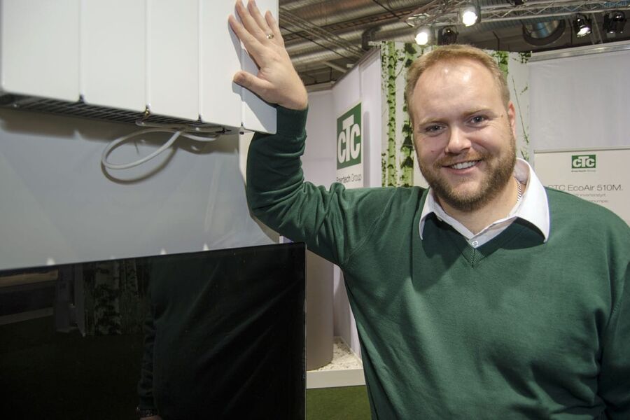 - Enkelte tror at gulvvarme er den eneste løsningen for lavtemperatur systemer som varmepumper, men det finnes flere gode løsninger for å distribuere varmen omkring. Viftekonvektorer er et godt og kostnadseffektivt alternativ, sier Torstein Melbye hos CTC.