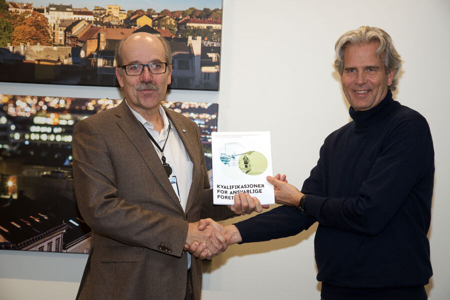 Morten Lie, direktør i DiBK fikk overlevert rapporten 