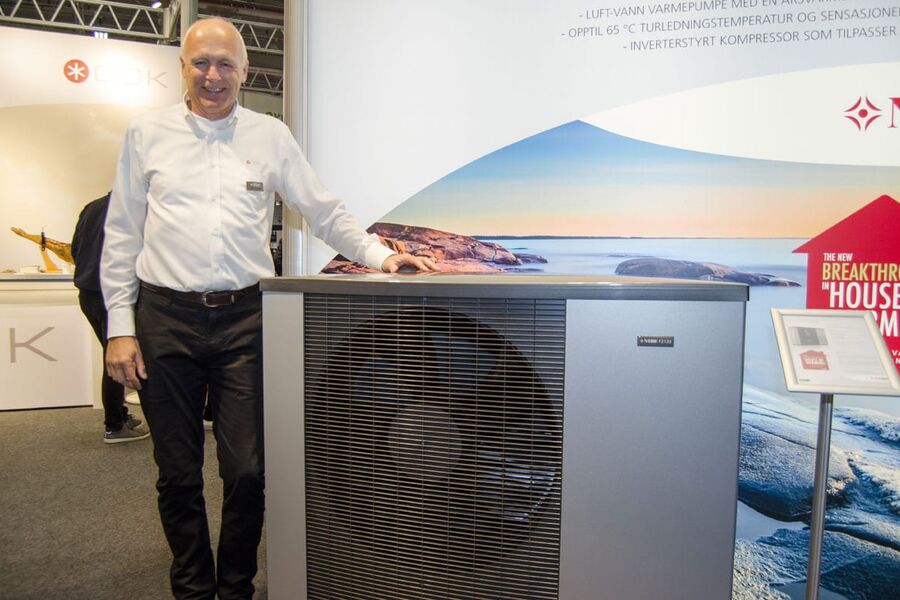 Steinar Raastad ved ABK viser Nibe sin modell F2120 på VVS-dagene. 