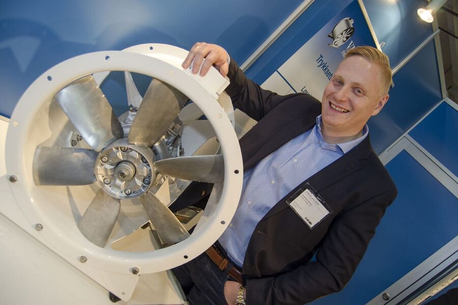 Andreas Solrud hos Vifter og Miljø viser JMv Aerofoil, en vifte som bruker 27  % mindre energi enn klassiske modeller i denne utførelsen.