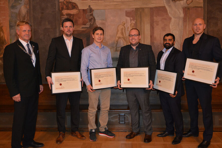 Fra utdelingen i laugsalen til Oslo Håndverks- og Industriforening. Fra venstre, Oldermann Helge Ranheim (til venstre) Håvard Østreng, Kristoffer Robin Markussen Reitan, Martin Andersen, Hamad Sharif og Christian Emmanuel Signebøen.