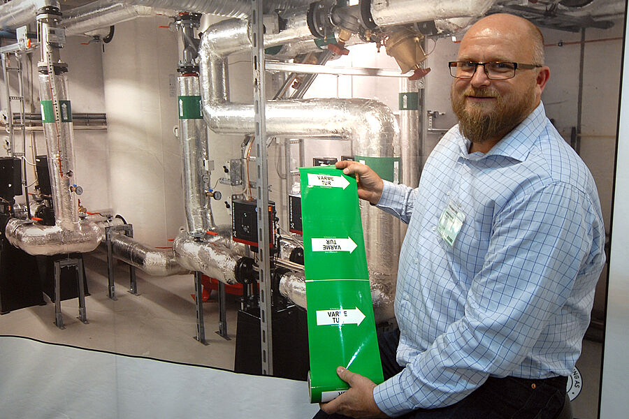 Steinar Bergsvåg har merket VVS-anlegg siden 1990 og merker større interesse for ryddighet i rørjungelen i dag enn den gangen. Foto: VVSforum