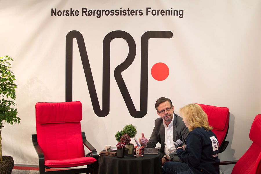 Administrerende direktør Terje Røising i Norske Rørgrossisters Forening i dialog med Brødrene Dahls Berit Heggeli under VVS Dagene 2016.