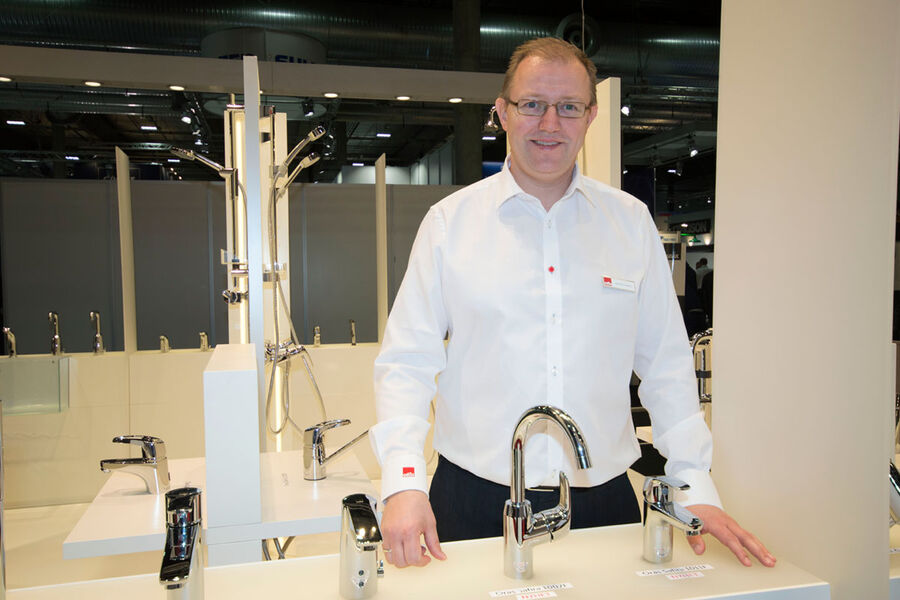 Lars Erik Fossum, Country Manager Norge, viser noen av Safira-nyhetene som kommer ut på markedet i løpet av første kvartal 2017.