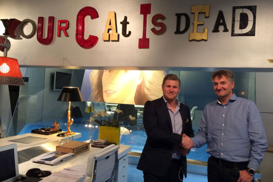 Signering av kontrakt Betonmast og Strawberry Brothers.