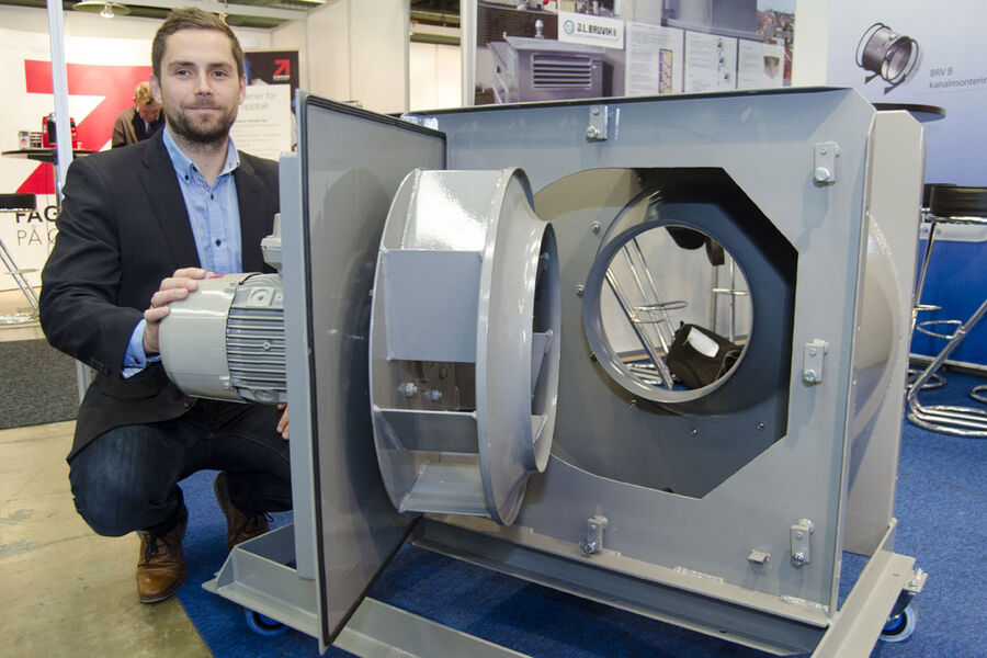 Kenneth Kalvøy hos J.L.Bruvik viser her swing-out vifte. 