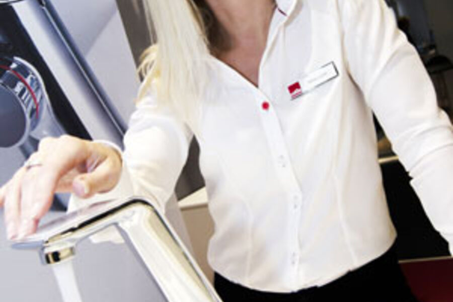 Terese Lunde viser resultatet Oras har hatt med Alessi 