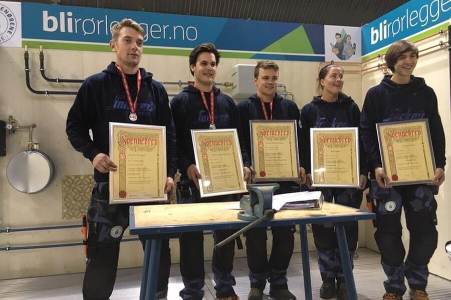 FINALISTENE: Fra venstre: Kenneth Juvet Hagen (3. plass), Joakim Lindquist Bjørnsund (2. plass), Sander H. Waage (1. plass), Ingrid Skogen og Kristian Mathisen. 