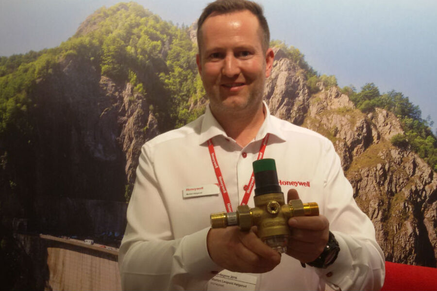 Morten Helgerud hos Honeywell med en tilbakeslagsventil produsert av blyfritt metall. Foto: VVSforum.