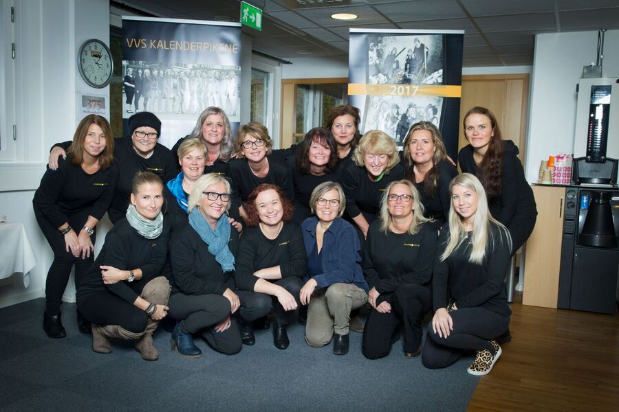 I år har jentene selv stilt seg foran kamera  med store smil, smittende humør og røreffekter. 