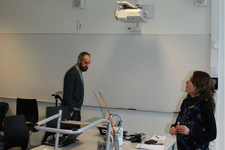 Matthias Vogt og Susana Lopez-Aparicio inne i rommet: Matthias Vogt og Susana Lopez-Aparicio tar aldehydprøver inne i klasserommet etter at studentene har gått til pause. (Foto: NILU)