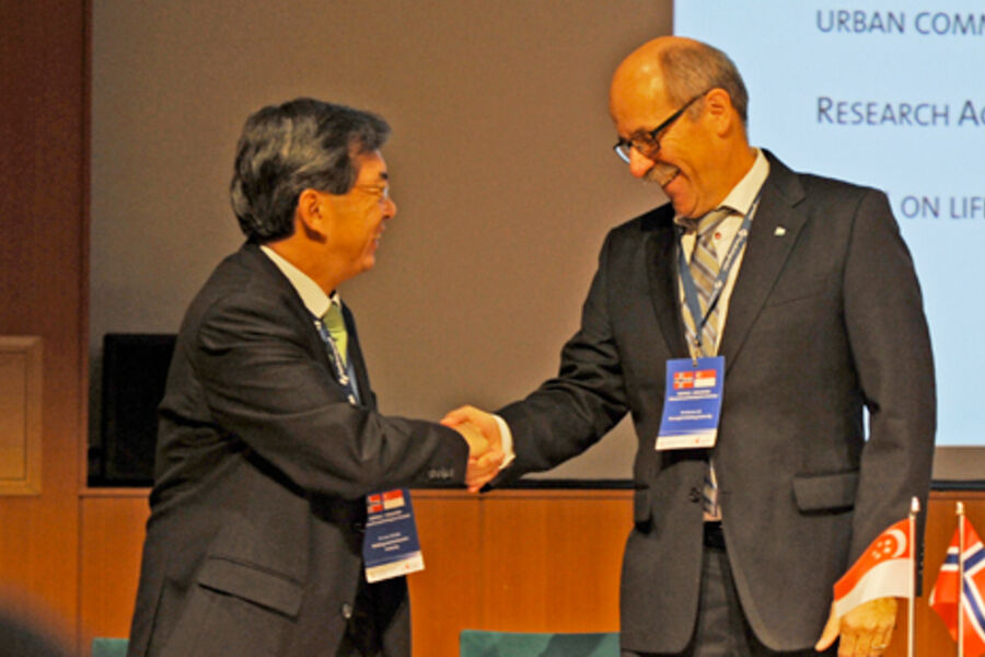 Morten Lie, direktør for Direktoratet for byggkvalitet, og Dr John Keung, leder for bygningsmyndighetene i Singapore, signerer samarbeidsavtalen mellom de to landene. Foto: Forskningsrådet.