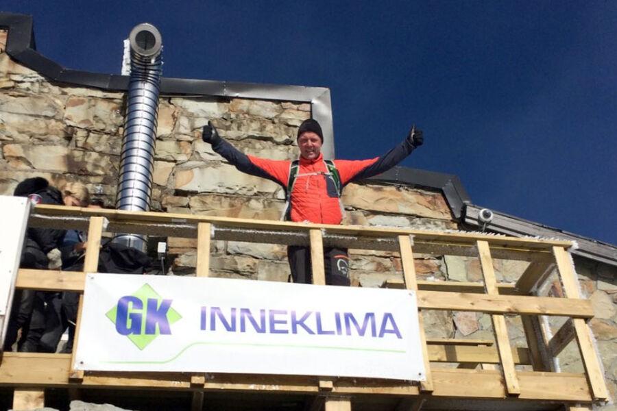 Administrerende direktør i GK Inneklima, Jan Arild Wathne, har besøkt turisthytta på Gaustatoppen og sett på det nye balanserte ventilasjonsanlegget.