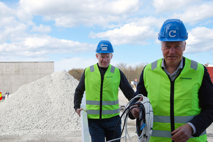 Salg og Markedsansvarlig i Caverion SørVest, Erling Mellemstrand, hjelper kollega og prosjektleder Thomas Midbøe under ferdigstillesen av Gullfaks-prosjektet i Stavanger tidligere i år. Foto: Helene Johansen, Caverion Norge. 