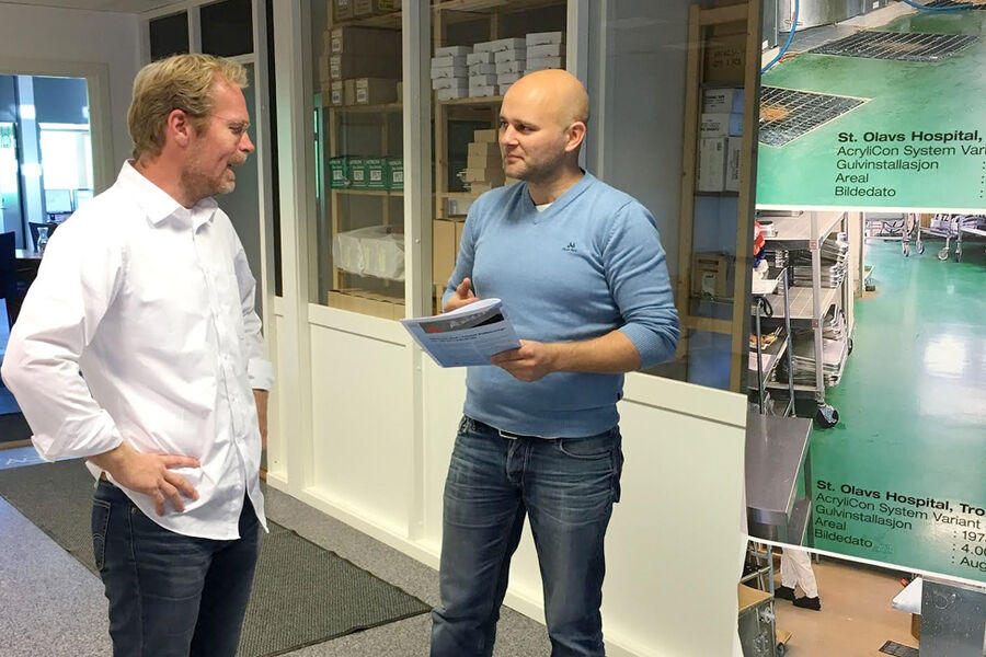 Thomas Halvorsen (t.h) og adminstrerende direktør Tor Arild Hegstad. i dyp samtale om teknisk godkjenning for våtrom for industrien. Foto: Morten Iversen