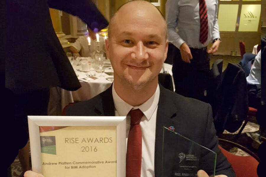 Peter K. Foster i coBuilder International under overrekkelsen av prisen.