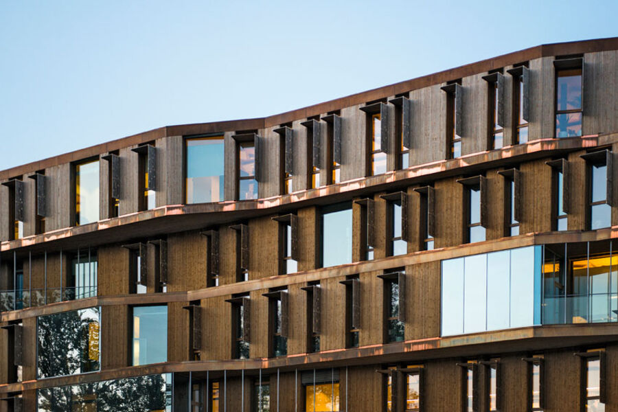 Da de ansatte ved Norsk institutt for naturforskning (NINA) i Trondheim skulle flytte til nytt kontorbygg på universitetsområdet Gløshaugen, var det naturlig å realisere nybygget som miljøforbilde. Kontorbygget oppfyller passivhusstandard og er bygget i en klimavennlig konstruksjon i massivtre. 